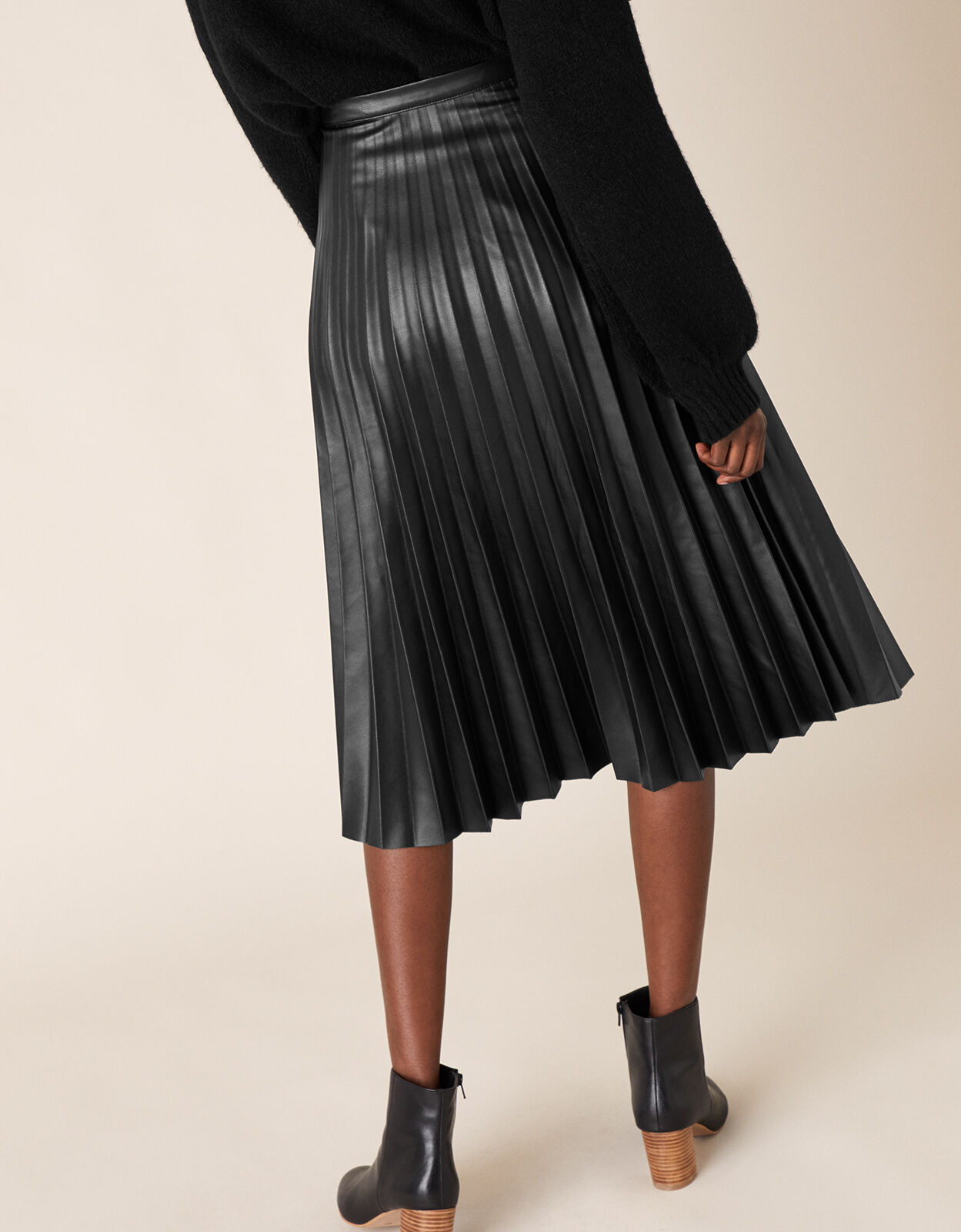 Faux leather deals pleated skirt stradivarius
