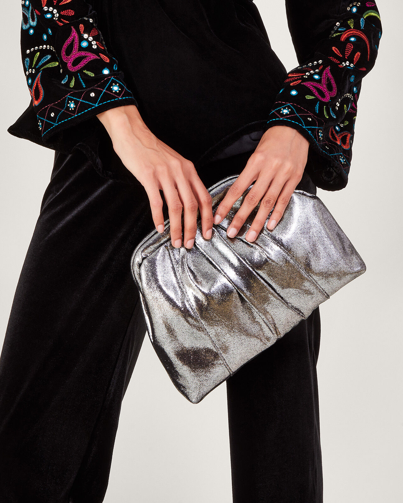 Metallic clutch outlet