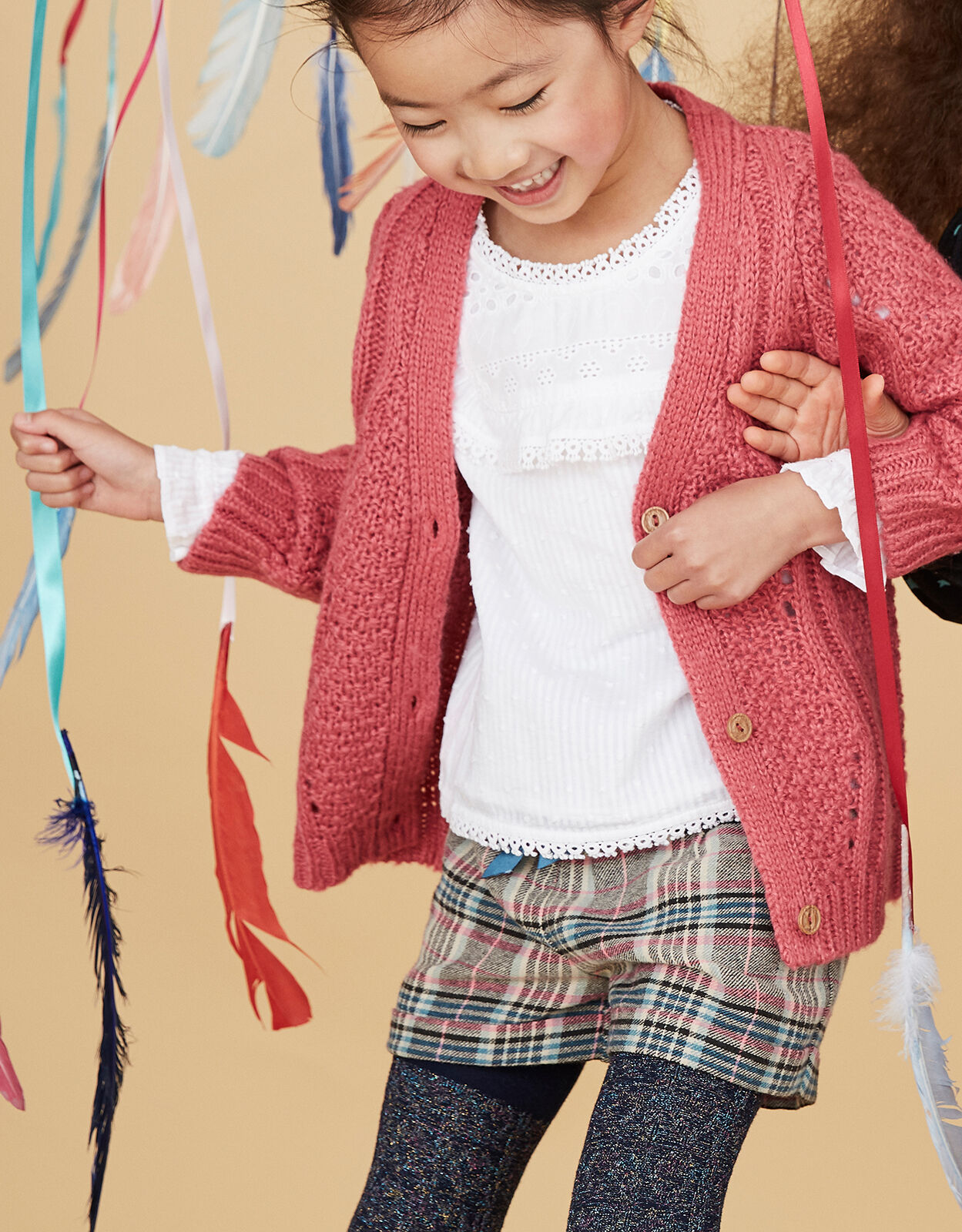 Shorts with ribbon belt outlet