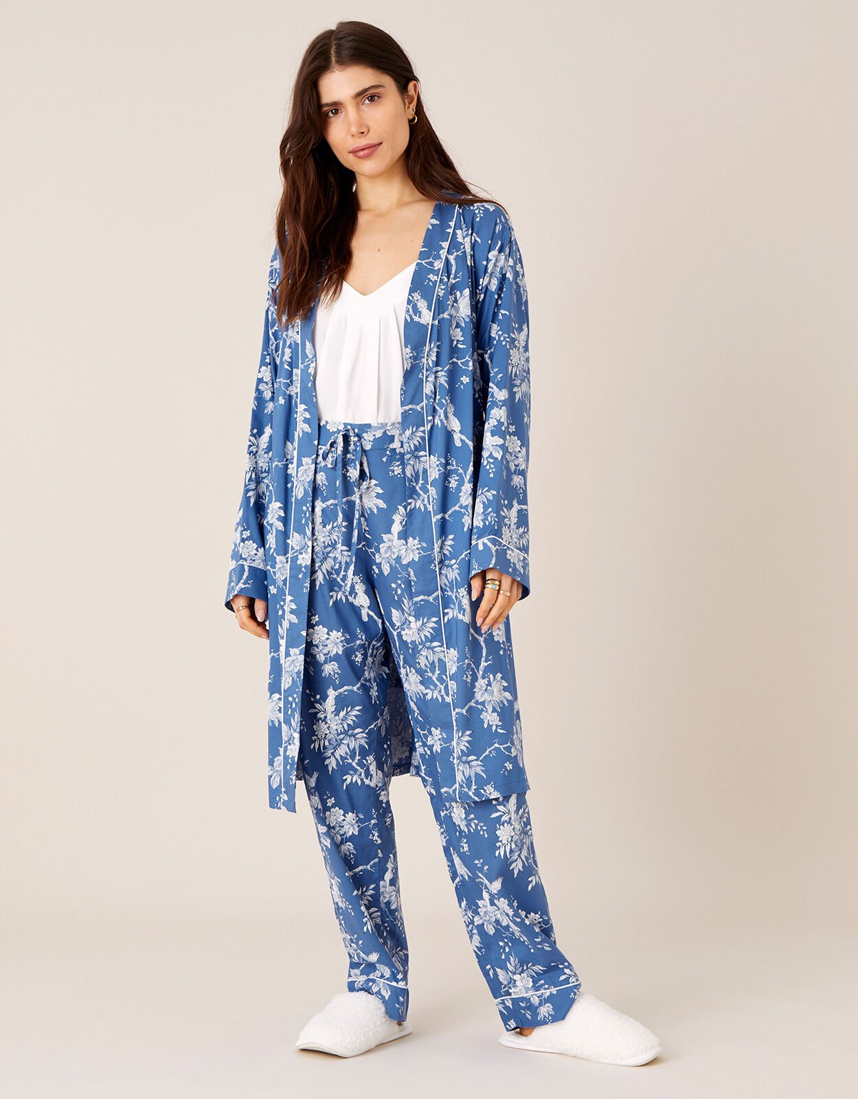h and m girls dressing gown Cinosural International School