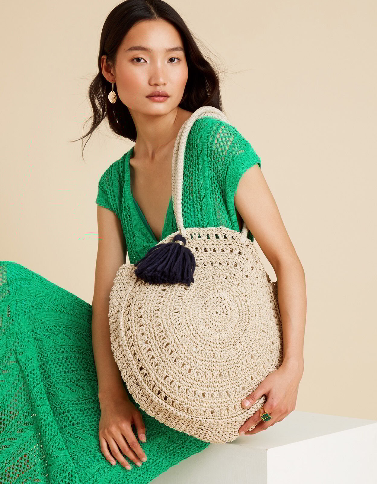 Round shop raffia bag