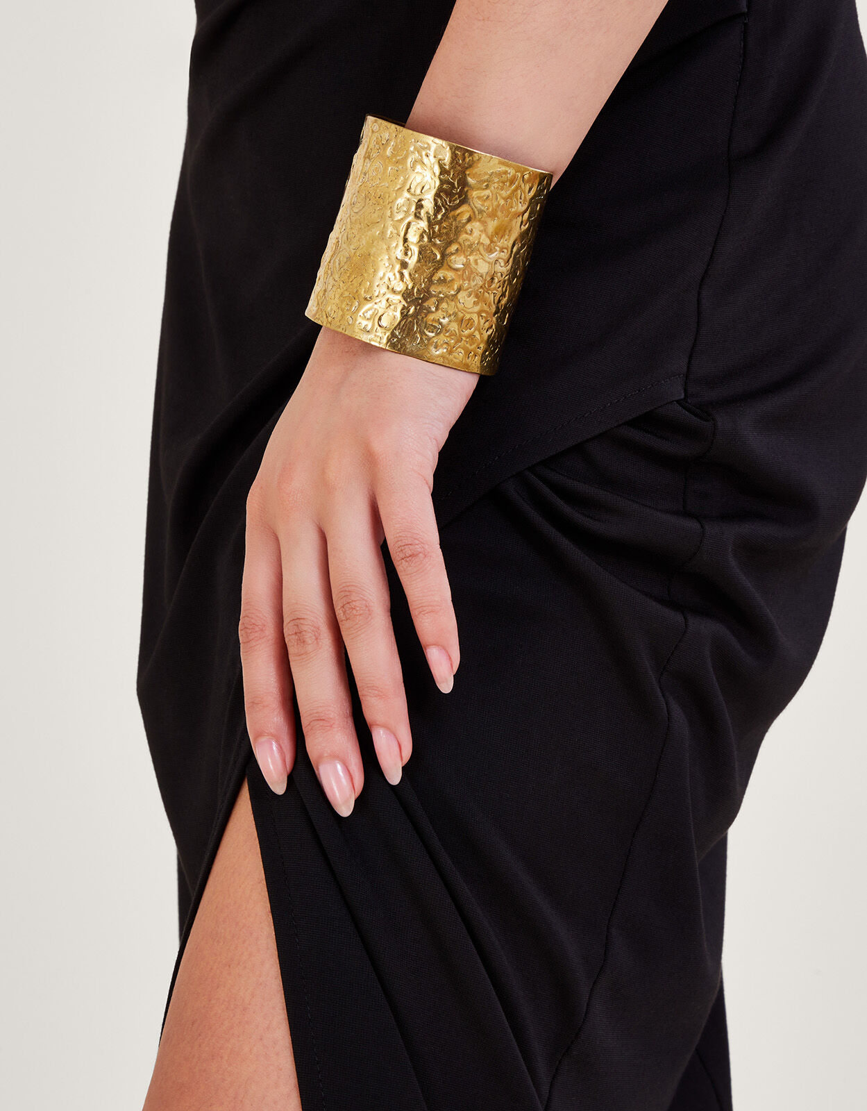 Hammered cuff bracelet in 18 ct. gold