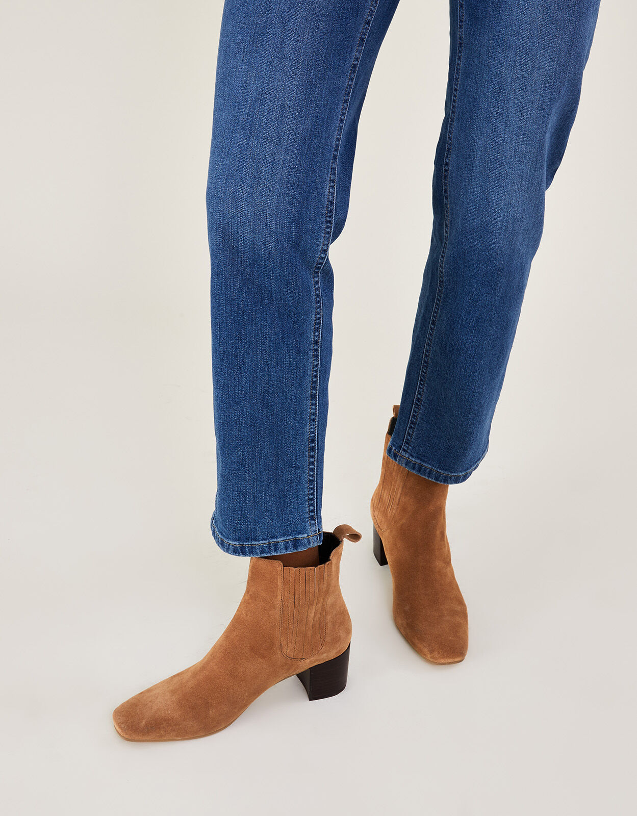 Tan suede 2025 chelsea
