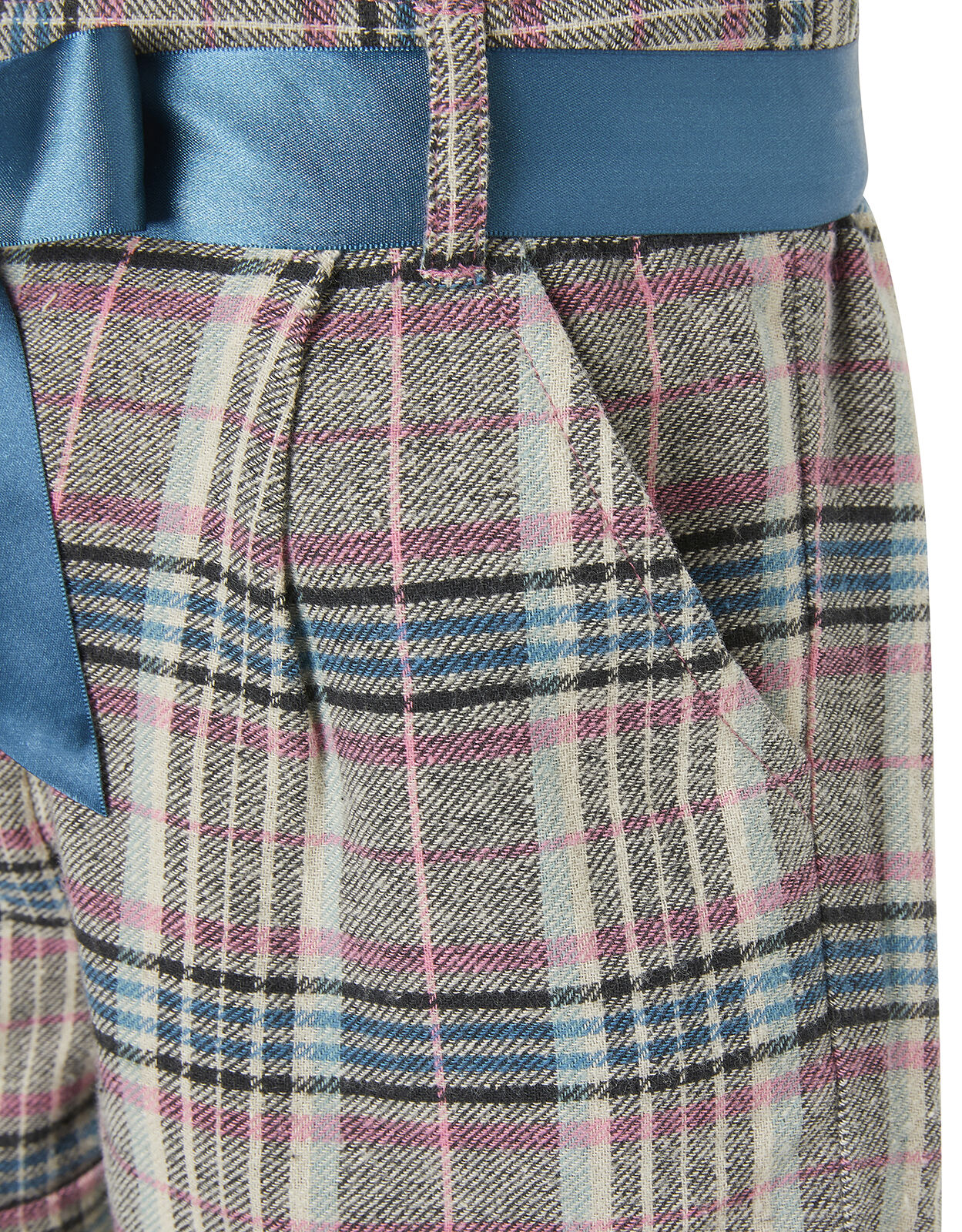 Shorts with clearance ribbon belt