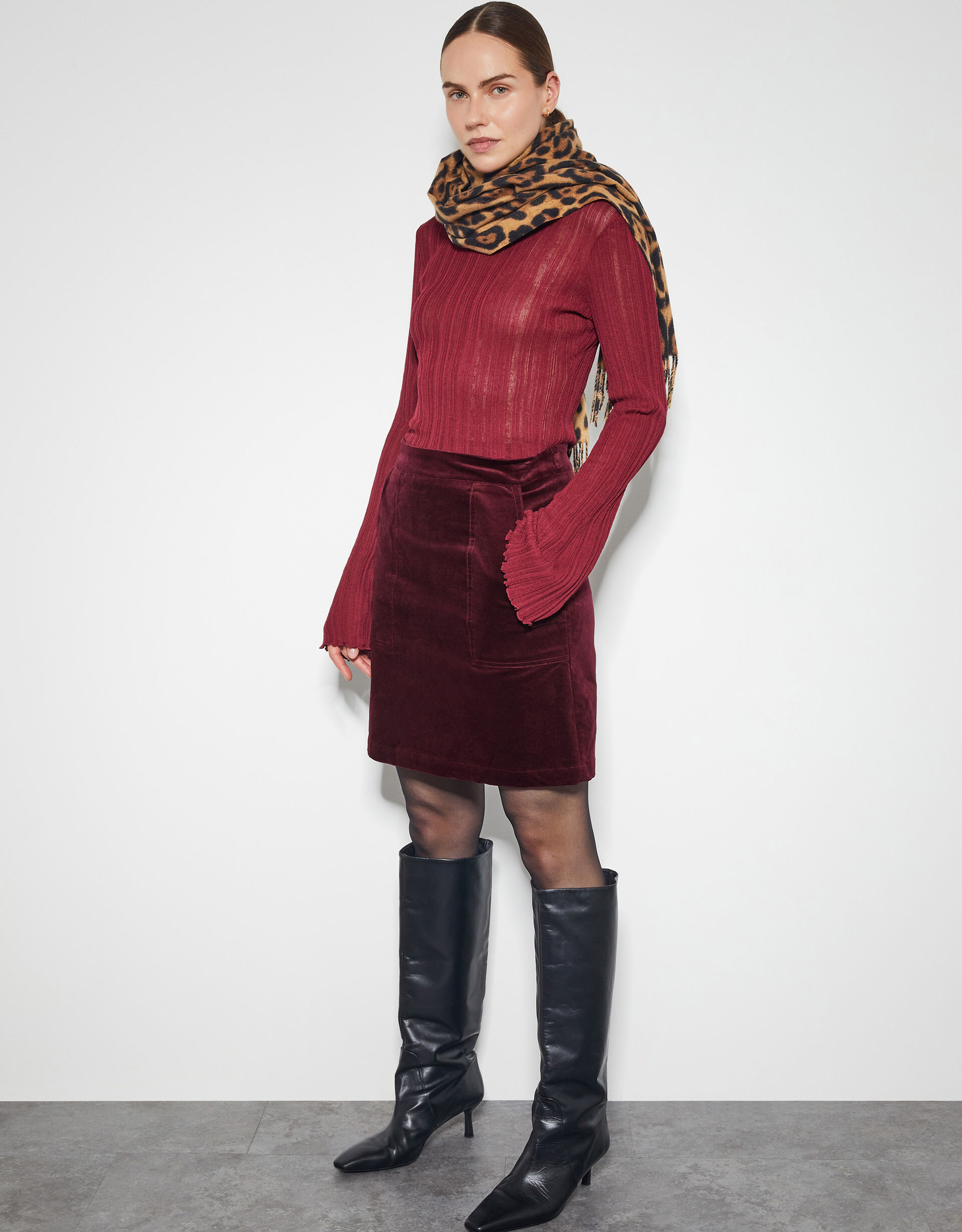 The Mary mini skirt in red